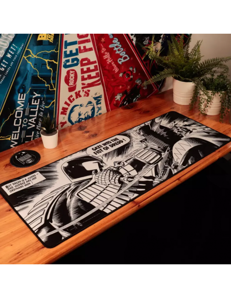 -18000-Merchandising - Set Alfombrilla y Posavasos XL 2000 AD Juez Dredd Fanattik-5060948297073