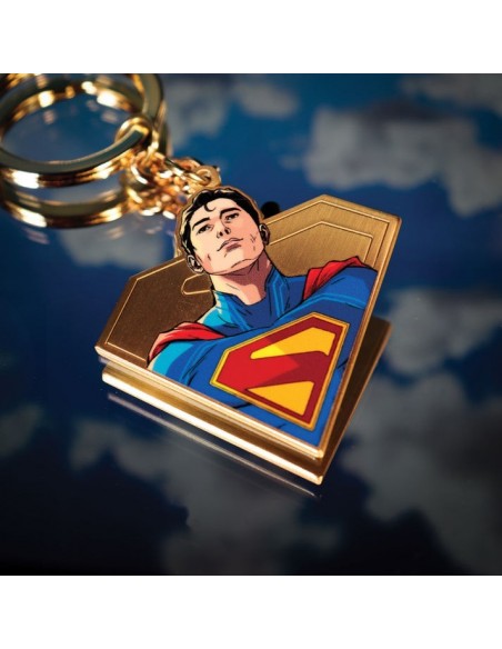-19557-Merchandising - Superman 2025 Keyring-5060948297301